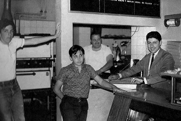 En la pizzeria de mi papa con mi hermano